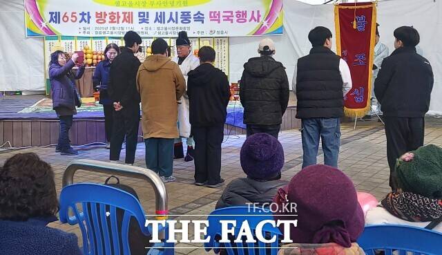 정읍시 샘고을시장에서 올 한 해 무사 안녕과 번영을 기원하는 제65차 방화제 및 세시풍속 떡국 행사가 열렸다. 떡국·부럼·귀밝이술 시식·시음 등 다양한 세시풍속 체험 행사를 병행해 시민들이 민족 고유의 전통을 계승하며 다 함께 즐겼다. / 정읍=곽시형 기자