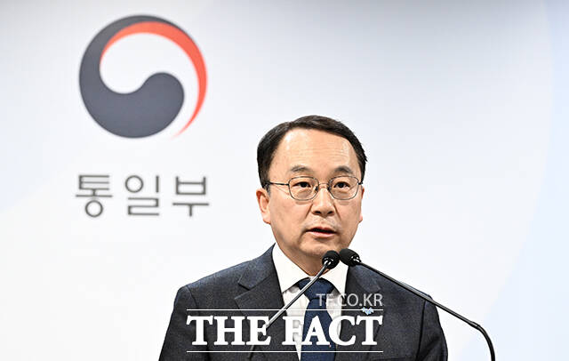 구병삼 통일부 대변인이 13일 오전 서울 종로구 정부서울청사에서 북한의 금강산 이산가족면회소 철거와 관련해 성명을 발표하고 있다. /임영무 기자