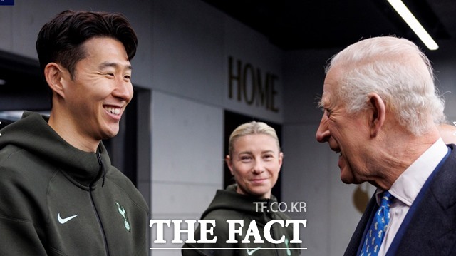 토트넘의 캡틴 손흥민(왼쪽)이 12일 토트넘 홋스퍼 스타디움을 공식 방문한 찰스 3세 영국 국왕을 만나 환담하고 있다./토트넘