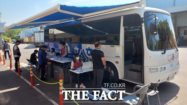 시흥시는 찾아가는 건강버스 '흥카' 운영을 확대한다. /시흥시