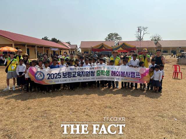 보령교육지원청이 지난 6일부터 12일까지 캄보디아 시엠립 인근 쫑스핀 초등학교와 쿨렌투마이 초등학교에서 중학생 해외봉사캠프를 진행하며 기념촬영을 하고 있다. /보령교육지원청