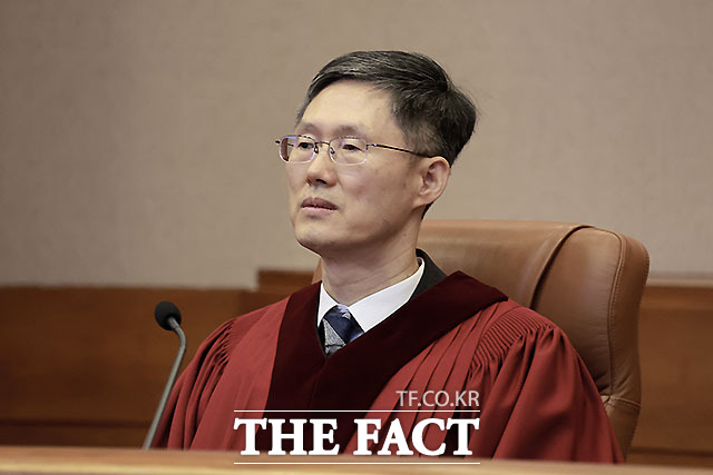경찰이 윤석열 대통령 탄핵 심판을 심리하는 문형배 헌법재판소장 권한대행의 휴대전화 문자 테러와 고등학교 동창 카페 음란물 게재 사건 수사에 착수했다. 13일 경찰에 따르면 서울경찰청 사이버수사대가 문 권한대행의 고등학교 동창 온라인 카페 음란물 게재 사건을 수사하기로 했다. /박헌우 기자