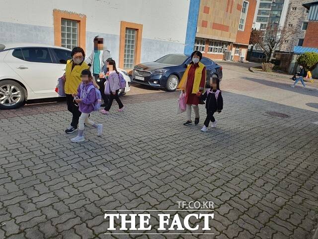 익산시가 어린이 안전망 강화를 위해 노인일자리를 활용한 아동 안심등교 수호대 사업을 확대한다/익산시