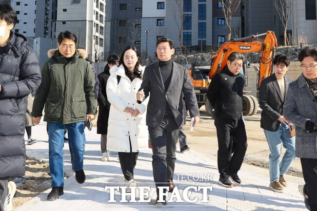 이상일 용인시장이 지난해 12월 28일 처인구 양지면 경남아너스빌 디센트 건설 현장을 둘러보고 있다./용인시