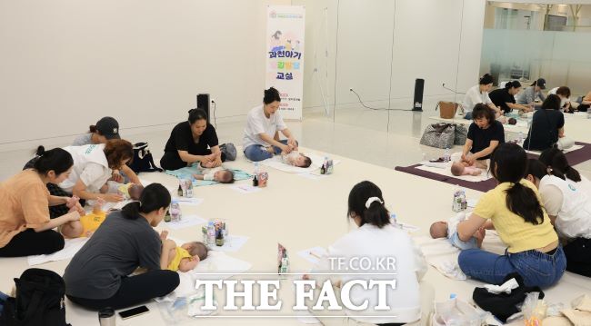 지난해 열린 아기 오감발달 교실 진행 모습./과천시