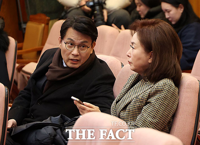 국민의힘 윤상현(왼쪽), 김민전 의원이 13일 오전 서울 종로구 헌법재판소에서 열린 윤석열 대통령 탄핵심판 8차 변론을 방청하기 위해 입장해 있다. /사진공동취재단