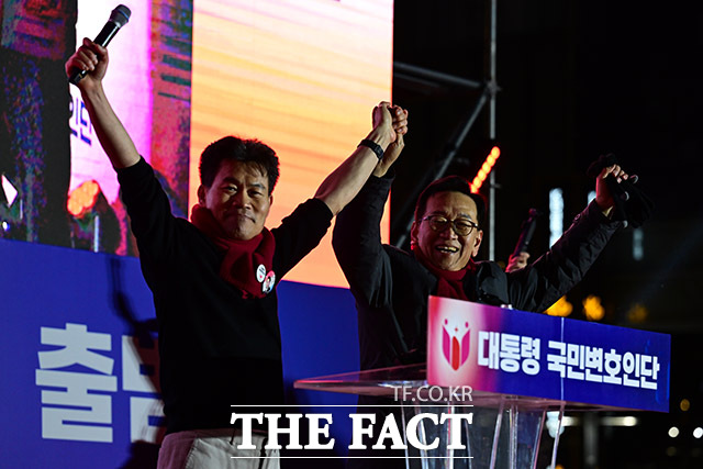 석동현 변호사와 인사하는 전한길 강사.