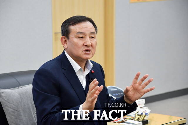 이병노 전남 담양군수가 30일 청사 집무실에서 을사년 새해 구상을 밝히고 있다. /담양군