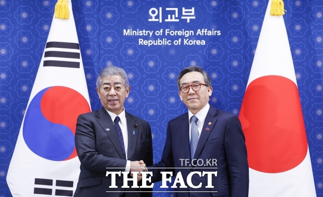 한중일 외교장관 회담이 내달 22일 일본 도쿄 개최를 최종 조율 중인 것으로 보도됐다. 사진은 지난 1월 조태열 외교부 장관(오른쪽)과 이와야 다케시 일본 외무상 장관이 한일외교장관회담에 참석해 기념 촬영을 하는 모습. /임영무 기자