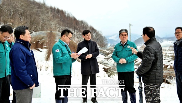 최훈식 장수군수(왼쪽에서 네 번째)와 임상섭 산림청장(다섯 번째)이 오미자 재배 농가의 애로사항을 청취하고 있다. /장수군