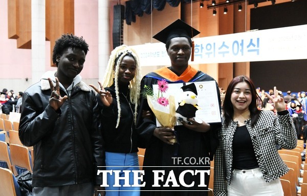 13일 응쿤드와나요 세스 씨(왼쪽에서 세 번째)가 친구들과 기념촬영을 하고 있다. /백석대