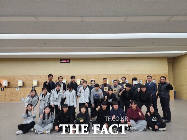 12일 천남중학교 사격장에서 천안 사격 체험의 날 행사 참가자들이 기념사진을 찍고 있다. /천안교육지원청