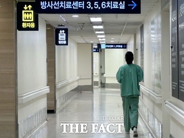 교육부는 13일 충북대, 원광대, 울산대 의학대학이 한국의학교육평가원(의평원) 주요변화평가에서 불인증 유예 판정을 받았다고 밝혔다. 사진은 지난해 4월 서울 한 대학병원에서 간호사들이 분주히 움직이는 모습. / 서예원 기자