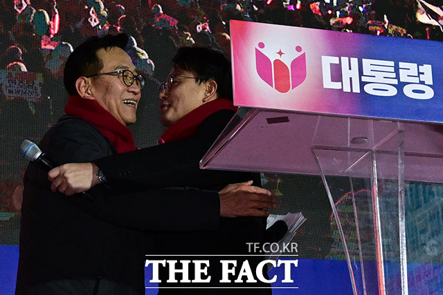 석동현 변호사와 윤상현 의원이 포옹을 나누고 있다.