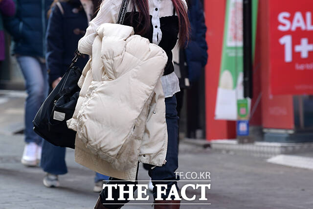 14일 전국이 대체로 맑다가 오후에 차차 구름이 많아지겠다. 온화한 서풍이 불면서 기온이 평년보다 높아 포근하겠다. /서예원 기자