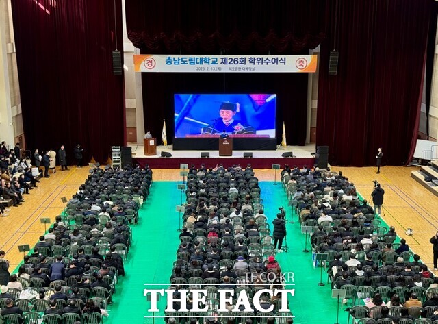 13일 충남도립대 해오름관에서 열린 ‘2024학년도 제26회 학위수여식’에서 김용찬 총장이 인삿말을 하고 있다. /충남도립대