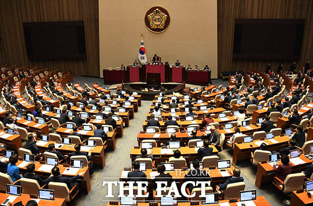 여야가 대전의 한 초등학교에서 피습당한 고(故) 김하늘 양 사망 사건을 계기로 재발 방지 대책 등을 담은 이른바 하늘이법 발의에 속도를 내고 있다. /남윤호 기자