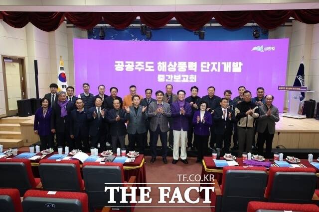 신안군은 지난 12일 군청 공연장에서 부유식 해상풍력 공공주도 단지개발 지원사업 용역 중간보고회를 개최했다./신안군