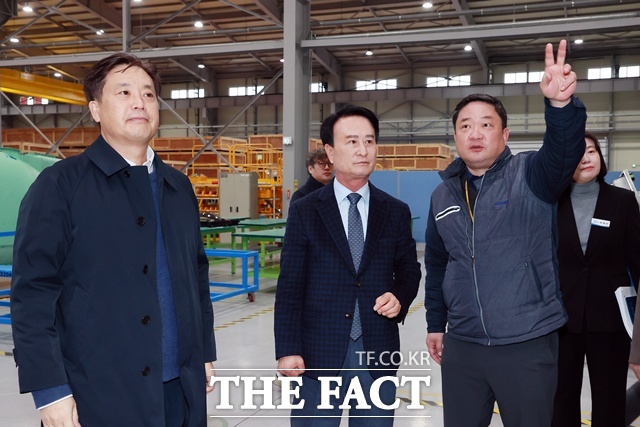 박동식 사천시장(가운데)이 항공부품 제조업체 ‘켄코아 에어로스페이스’를 방문해 현장의 목소리를 듣고 있다./사천시