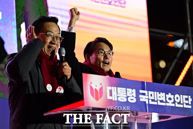 석동현 변호사와 지지자들 향해 발언하는 윤상현 의원.