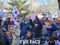  윤 탄핵심판 8차 변론에 지지자들 헌재 집결…경찰과 몸싸움도