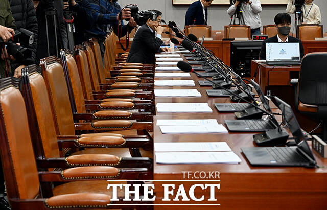 회의에 불참한 국민의힘 의원들.