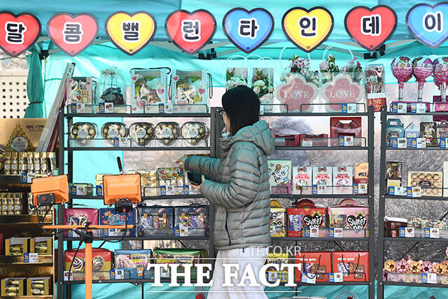 밸런타인데이를 맞은 14일 오후 서울 마포구의 한 편의점을 찾은 시민이 초콜릿을 고르고 있다. /서예원 기자