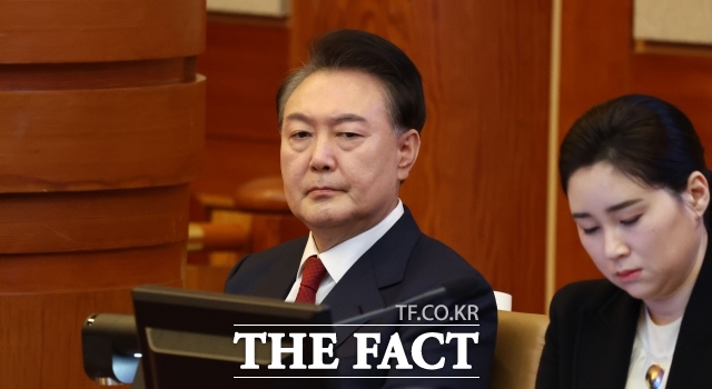 윤석열 대통령 탄핵심판 변론기일이 추가되면서 선고 시기에 대해 관심이 집중된다. 법조계에서는 추가 기일이 지정됐다고 하더라도 3월 중순을 넘기지 않을 것이라는 관측이 지배적이다. 사진은 윤석열 대통령이 지난 13일 열린 탄핵심판 8차 변론에 출석한 모습./ 사진공동취재단