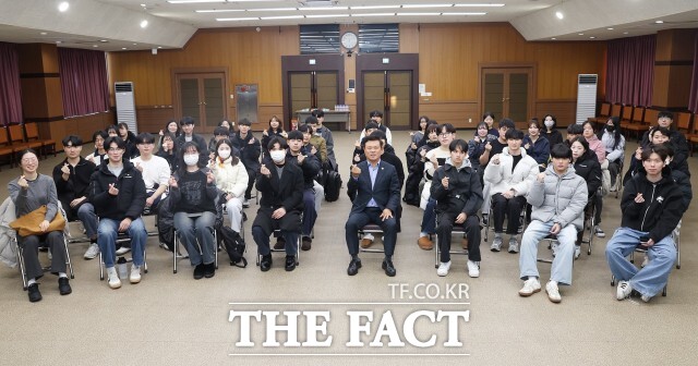 정읍시가 13일 시청 대회의실에서 2025년 동계 대학생 아르바이트에 참여한 대학생 50명과 간담회를 열어 소통했다. / 정읍시