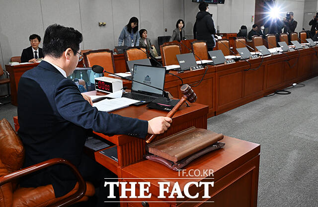 박찬대 운영위원장이 14일 오전 서울 여의도 국회에서 열린 운영위원회 전체회의에 참석해 안건을 상정하고 있다. /국회=배정한 기자