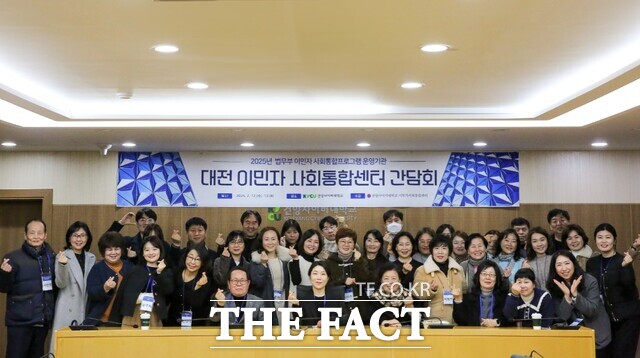 12일 건양사이버대 어니스티홀에서 대전 이민자 사회통합센터 간담회를 가진 후 참가자들이 기념촬영을 하고 있다. /건양사이버대