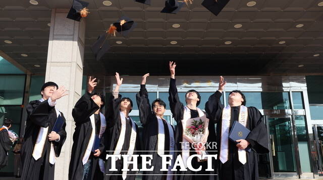 14일 한밭대 교내 아트홀에서 열린 2024학년도 전기 학위수여식을 마친 전자공학과 학생들이 졸업을 자축하고 있다. / 한밭대