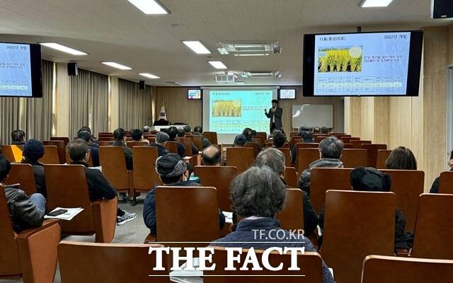13일 금산군농업기술센터에서 농민 50여 명이 참석한 가운데 프리미엄 쌀 육성을 위한 고품질 재배기술 교육이 열리고 있다. /금산군