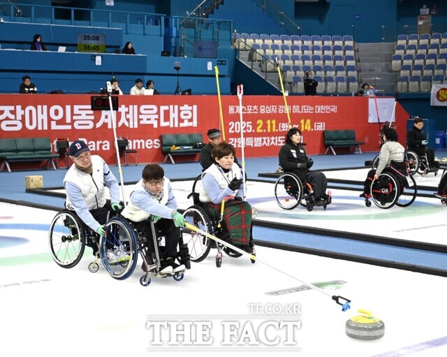 강원도 일원에서 열린 ‘제22회 전국장애인동계체육대회’에서 충남도 휠체어 컬링 출전 선수들이 경기를 진행하고 있다. /충남도
