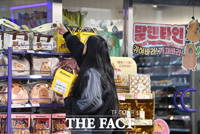 밸런타인데이 선물 고르는 시민.