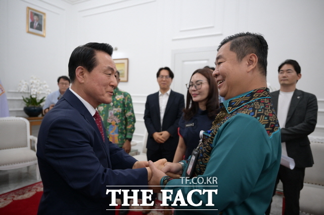 백성현 논산시장(왼쪽)이 13일 인도네시아 자카르타주 정부에서 떼구 스띠야부디 자카르타주지사와 인사를 나누고 있다. /논산시