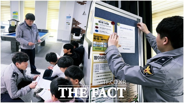 남원경찰서가 온라인 중고거래 사기 피해 예방에 관해 적극적으로 홍보 활동을 펼치고 있다. /남원경찰서