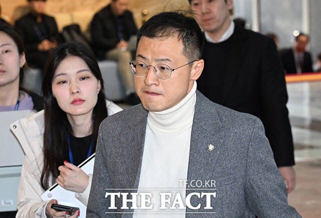 윤석열 대통령 탄핵소추안 표결에서 찬성표를 행상했던 김상욱 국민의힘 의원이 14일 국회 소통관에서 기자회견을 열어 울산시당위원장직을 사퇴하겠다고 밝혔다. /박헌우 기자