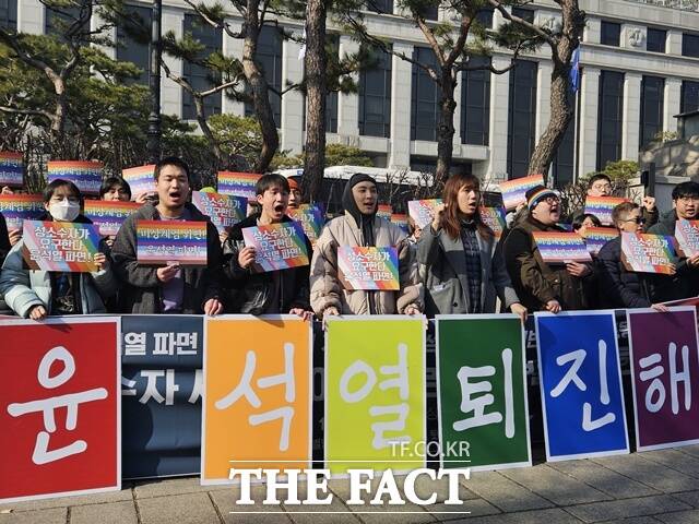 성소수자차별반대 무지개행동과 윤석열 퇴진 성소수자 공동행동은 14일 오전 서울 종로구 헌법재판소 앞에서 기자회견을 열고 성소수자에게 절실한 민주주의와 평등, 인권의 가치를 심각하게 훼손하며 혐오 정치를 일삼은 윤 대통령을 즉각 파면해야 한다고 촉구했다. /이다빈 기자