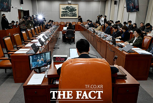 안건 상정하는 박찬대 운영위원장.