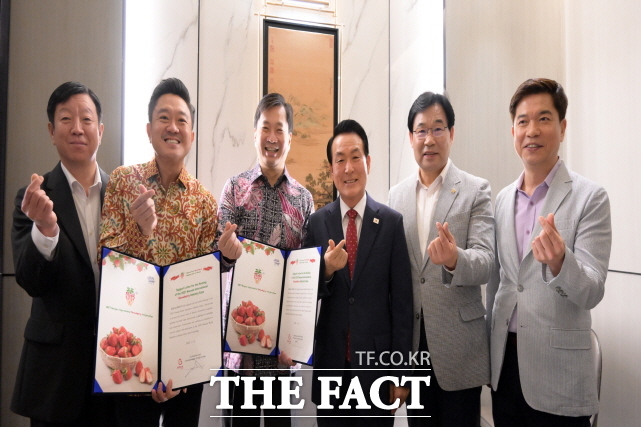 13일 권혁남 이비가 회장, 보가그룹-데이비드수산토 공동 창업자,쿠스나디 라하르자 회장, 백성현 논산시장, 조용훈 논산시의회 의장, 변성구 이비가 대표이사(왼쪽부터)가 인도네시가 자카르타에서 2027 논산세계딸기산업엑스포 성공 개최 지지 입장을 표명하고 기념 촬영을 하고 있다. /논산시