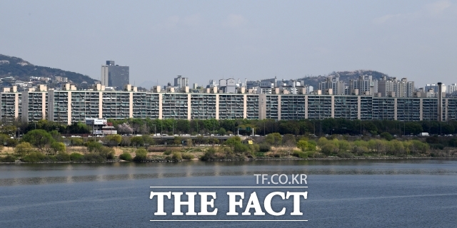 알짜 입지로 평가받는 서울 한강변과 강남 사업장에서는 여전히 단독 시공을 고수하고 있다. 브랜드가 집값에 큰 영향을 미치기 때문이다. 특히 조합이 건설사들의 하이엔드 브랜드를 요구하고 있다. /더팩트 DB
