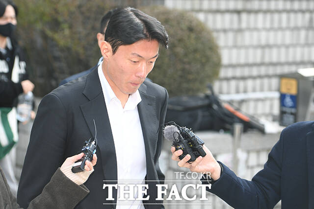 불법 촬영 혐의로 재판에 넘겨진 축구선수 황의조가 1심에서 징역형의 집행유예를 선고받았다. 축구 선수 황의조가 14일 오후 서울 서초구 서울중앙지법에서 열린 1심 선고 공판을 마친 뒤 법원을 나서고 있다. /장윤석 기자