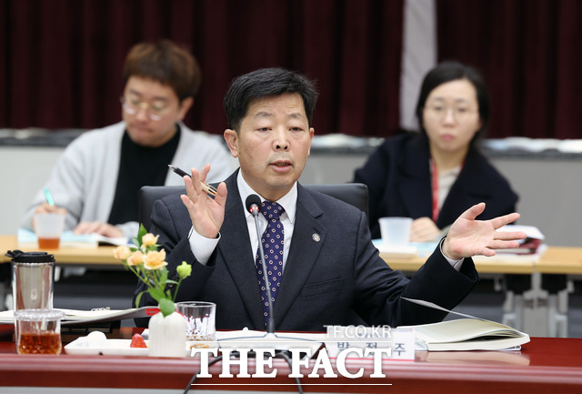 박정주 충남도 행정부지사가 14일 도청 대회의실에서 열린 2025년 제1회 도·시군 정책현안 조정회의를 주재하고 있다. /충남도