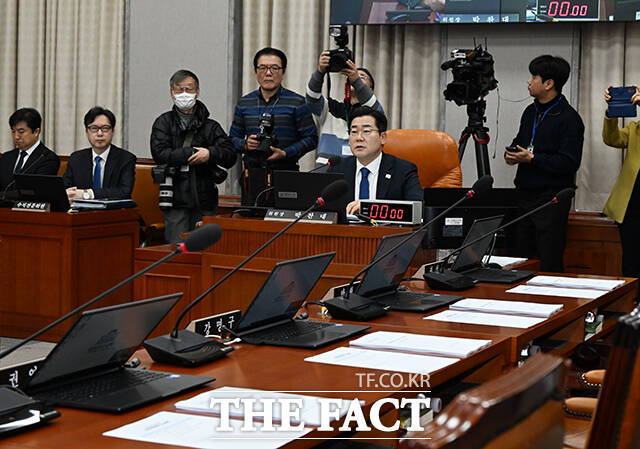 발언하는 박찬대 운영위원장.