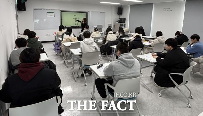 학교 밖 청소년들을 위한 검정고시 대비반 수업 모습./시흥시학교밖청소년지원센터