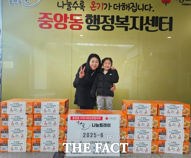 송도하 어린이가 오산시 중앙동에 라면 440개를 기부하고 해맑게 웃고 있다. /오산시