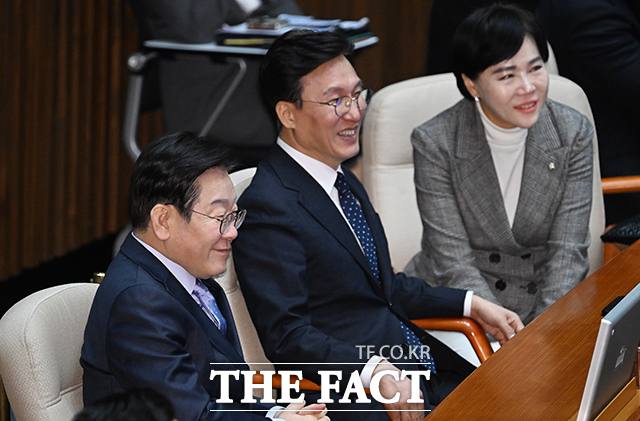 이재명 대표(왼쪽 첫 번째)가 제안한 국민소환제 도입을 위해선 개헌이 필요하다는 게 법조계 다수의 의견이다. /박헌우 기자