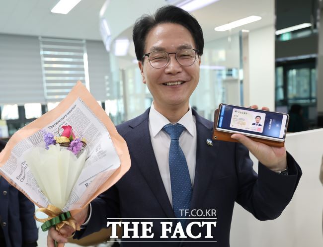 심덕섭 고창군수가 14일 오전 9시 고창읍 주민행복센터에 방문해 고창군 제1호 모바일 주민등록증을 발급 받은 후 기념촬영을 하고 있다. /고창군