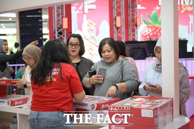 13일 인도네시아 자카르타에서 열리고 있는 2025 논산농식품 해외박람회를 찾은 현지 방문객들이 딸기를 구매하고 있다. /논산시